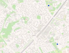 Kotinummenpuisto (merkitty sinisellä ylhäällä) on koulun ja päiväkodin nykyisen toimipisteen vieressä ja Filpuksenpuisto (alhaalla) sijaitsee noin 800 metrin päässä.