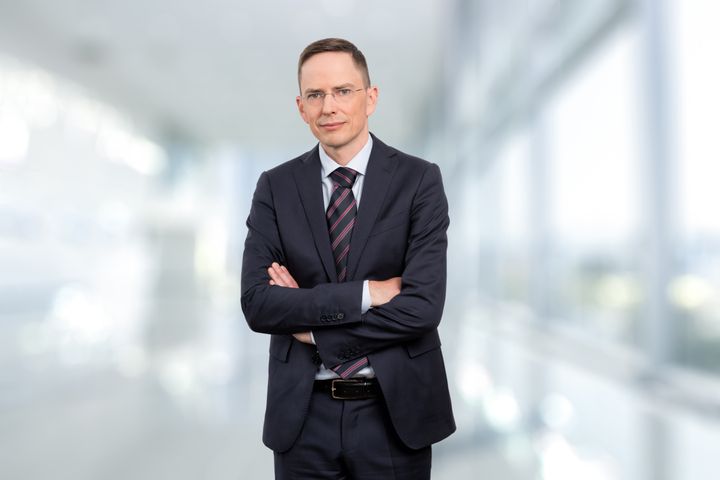Tutkimuksien mukaan miehet ja naiset sijoittuvat eri tehtäviin jo heti työuran alussa, ja erot myöhemmässä urakehityksessä kasvattavat sukupuolieroa työmarkkinoilla entisestään, toteaa Etlan tutkimusjohtaja Antti Kauhanen.