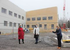 Kirjasto- ja vapaa-aikapalveluiden päällikkö Maarit Tuomisto, Sjundeå svenska skolan rehtori Katarina Lodenius ja Aleksis Kiven koulun rehtori Pauliina Smolander odottavat innokkaasti muuttoa uuteen kampukseen.