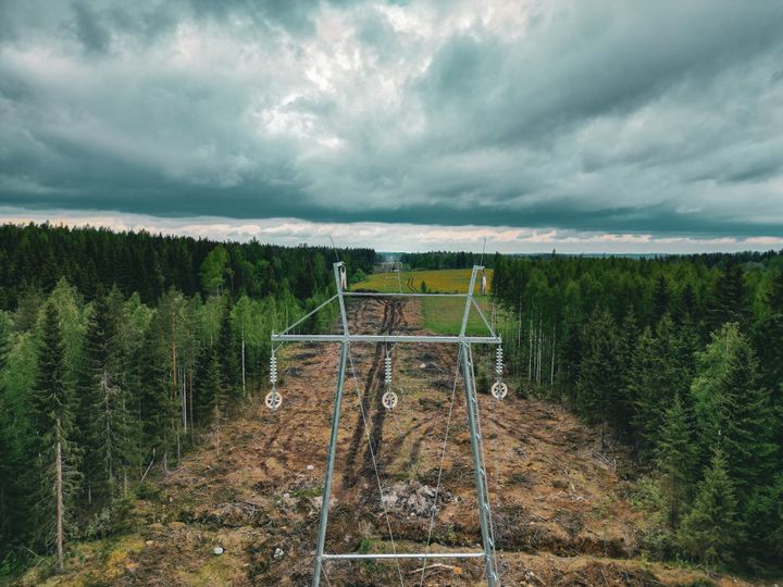 Pylväsrakenteita uudella suurjännitelinjan johtokadulla.