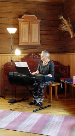 Kokenut laulunopettaja opettaa erilaisissa miljöissä. Kuva: Sanneli.