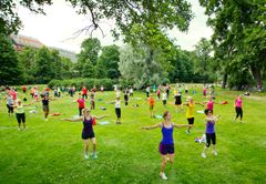 Puistojumppia järjestetään poikkeuskesänäkin ympäri Helsinkiä. Kuva: Helsingin kaupunki