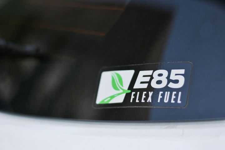 Yhä useampi auto on mahdollista päivittää käyttämään bioetanolia. Kuva: Shutterstock