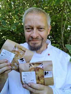 Heikki Penttilä toimittaa pikkurieskoja ravintoloihin ja kauppoihin Pirkanmaan ohella Uudellemaalle. Kuva: Penttilän Tilan arkisto.