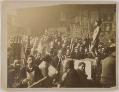Elävän mallin maalausta Académie Julianissa Pariisissa 1880-luvulla. Akseli istuu mallin polven tienoilla. Kuva Gallen-Kallelan Museo.