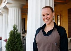 Laura Vähätalolle Turku on tuttu ravintolakaupunki - Pinellassa asiakkaat ottaa vastaan Lauran iloinen hymy.