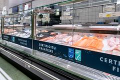Vastuullisuussertifioitu kalatiski Holman Prismassa Lahdessa. Kuva: Antti Haataja / Osuuskauppa Hämeenmaa