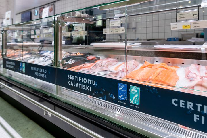 Vastuullisuussertifioitu kalatiski Holman Prismassa Lahdessa. Kuva: Antti Haataja / Osuuskauppa Hämeenmaa