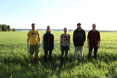 Mikko Orpana, Talvikki Eerola, Mirva Mäkinen, Janne Aspvik, Antero Kemppi teoksesta Uusi kietoutuminen. Kuva: Mikko Orpana.