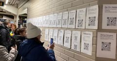 Työnhakijoita auttavat CV-koulu ja Työpaikkaseinä, jonne kootaan yritysten työpaikkailmoitukset QR-koodeineen.