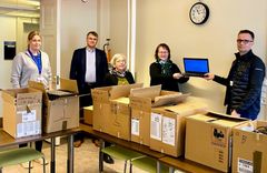 Kuvassa: TVT-pedagogi Nina Antila (vas.), koulutoimenjohtajat Kari Nummela ja Marianne West, sivistystoimenjohtaja Christina Knookala ja ABB:n Hannu Taimisto.