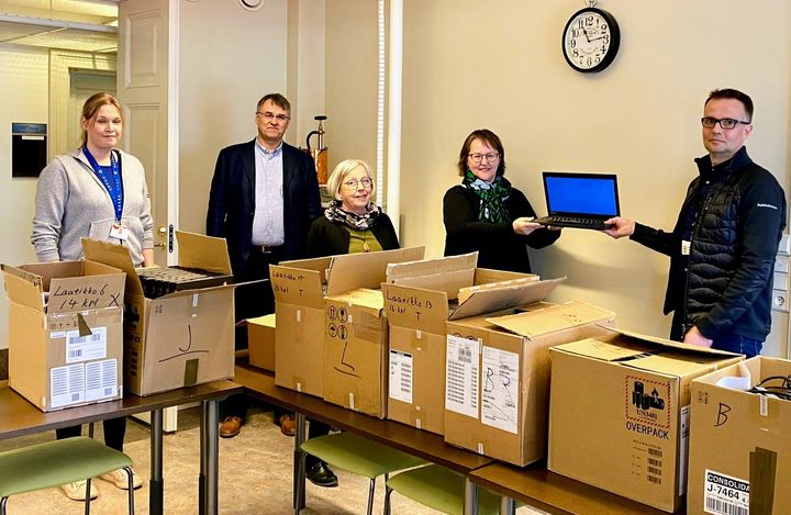 Kuvassa: TVT-pedagogi Nina Antila (vas.), koulutoimenjohtajat Kari Nummela ja Marianne West, sivistystoimenjohtaja Christina Knookala ja ABB:n Hannu Taimisto.