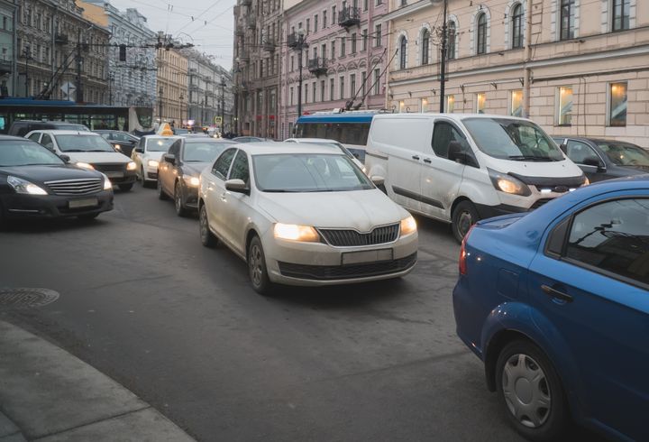Liikennettä Pietarissa. Suomalaisella liikennevakuutuksella ei voi matkustaa Venäjälle ja Valko-Venäjälle kesäkuusta 2023 alkaen. Kuva: Mostphotos.