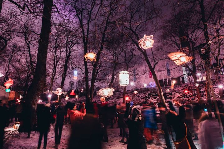 Reflektor Vantaalla nähtävä, joka kerta uuden toteutuksen saava Lyhtypuisto-yhteisöteos on ihastuttanut kävijöitä eri valotaidefestivaaleilla jo vuodesta 2012. Kuva: Petri Anttila