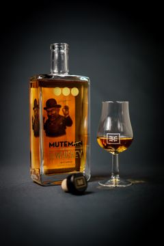 Muteman Rye Whiskey: alkoholipitoisuus 40 %, hinta 44,98 euroa Alkossa. Pullon koko 50cl, valmistettu Helsingissä