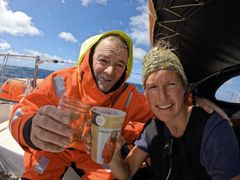 Eteläafrikkalainen Kirsten Neuschäfer voitti haastavan Golden Globe Race -purjehduskilpailun saavuttuaan ensimmäisenä maaliin torstaina 27.4. Hänen purjehduksensa maailman ympäri kesti 266 vuorokautta. Kilpailun aikana Neuschäfer pelasti Tapio Lehtisen merihädästä suomalaispurjehtijan Asteria-veneen upottua 18.11.2022 Intian valtamerellä. Onnistuneen pelastusoperaation kunniaksi Neuschäfer tarjosi Lehtiselle Minnehaha-veneessään romminaukut ennen Lehtisen siirtymistä Indonesiaan matkaavaan rahtialukseen. Kuva: Kirsten Neuschäfer, Golden Globe Race.