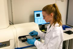 BiopSense Oy:n laborantti Marjaana Hakala asettaa potilasnäytteitä massaspektrometrille