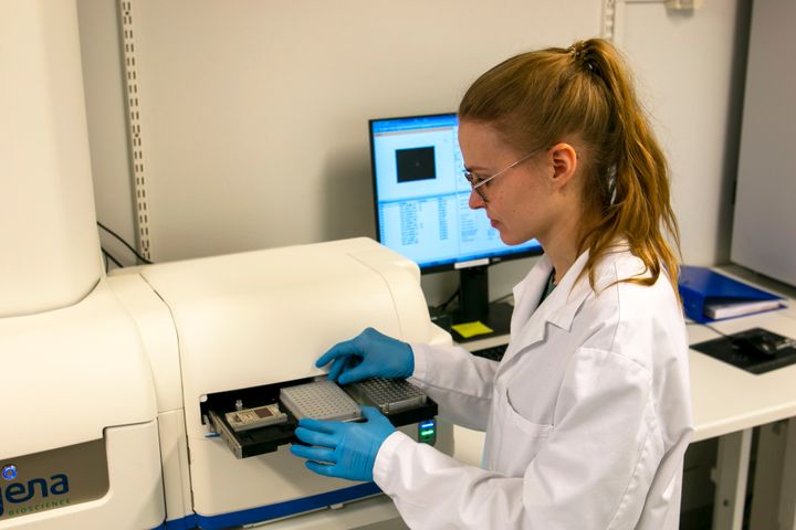 BiopSense Oy:n laborantti Marjaana Hakala asettaa potilasnäytteitä massaspektrometrille