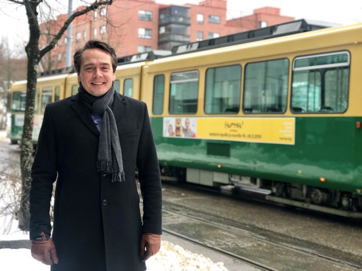Asuntosäätiö-konsernin myynti- ja markkinointijohtaja Tom Salomonson on jakanut kokemuksiaan omasta autosta luopumisesta Asuntosäätiön Kotimaisema -lehdessä sekä uskoo, että merkittävä osa kaupunkilaisista selviää arjesta vaikkei omistaisi autoa.