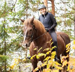 Maikki ja ratsastaja Heidi Kulo. Kuva: Emilia Hakomäki