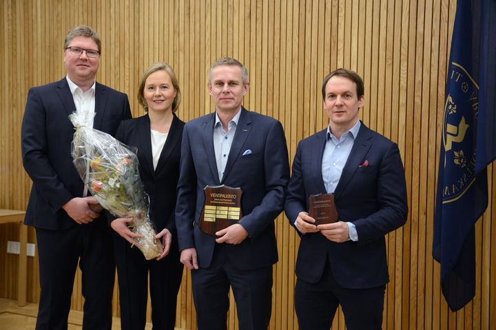 Palkinnon vastaanottivat (vas.) Jani Yömaa, Pirkko Kortteinen, Knut Ringbom ja Antti Nieminen.