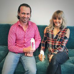 Kaslinkin markkinointi- ja viestintäjohtaja ja osakas Juha-Petteri Kukkonen ja kiipeilijä Annaliina Laitinen.