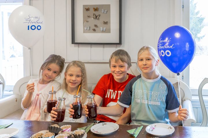 Onnea Suomi 100! Lasten Safkasynttäreillä skoolataan mustikkaisella juhlajuomalla.Pirteä juoma syntyy kätevästi marjoista valmistetusta siirapista, kivennäisvedestä ja sitruunalimonadista. Ohje löytyy 4H:n TOP-tehtäväsivustolta teemasta Safkasynttärit Suomelle. Kuva: Kati Laszka.