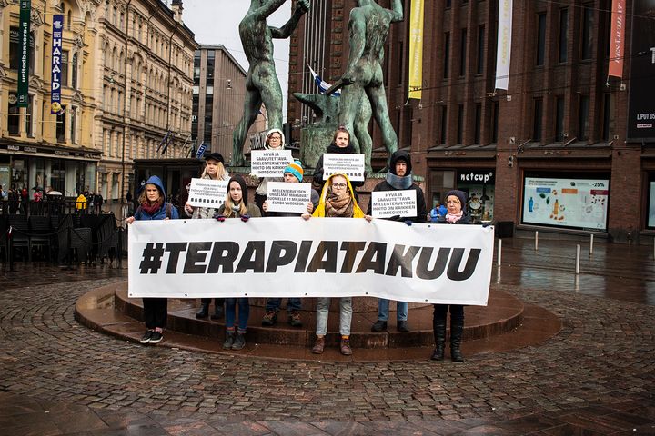 Terapiatakuu-flashmob Kolmen sepän patsaalla huhtikuussa 2019.