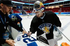 Harri Säterin ja Marko Anttilan nimikirjoituksilla varustetut kisapaidat myydään hyväntekeväisyyshuutokaupassa. Kuva: Jesse Väänänen.