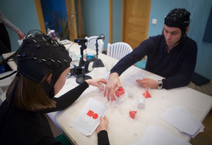 Aivojen synkronoitumista yhteistyön aikana tutkitaan EEG:n avulla. Kuva: Katri Saarikivi.
