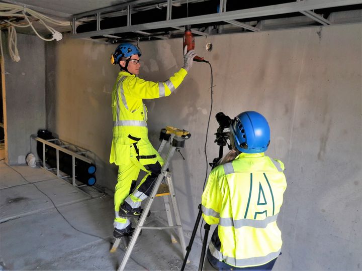 Kuvassa asentaja Juho Pitkäniemi ja kuvaaja testaamassa eri kuvakulmia