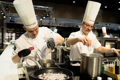 Johan Kurkela ja Ismo Sipeläinen Lyonissa Bocuse d'Or -loppukilpailuissa 2019.
Kuva Kim Öhman