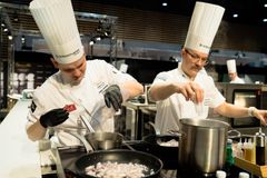 Johan Kurkela ja Ismo Sipeläinen Lyonissa Bocuse d'Or -loppukilpailuissa 2019.
Kuva Kim Öhman