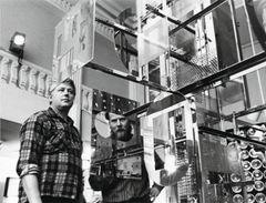 Eino Ruutsalo ja Osmo Valtonen Valo ja liike 2 -näyttelyssä Amos Andersonin taidemuseossa vuonna 1969
 (kuva: Amos Andersonin taidemuseon näyttelyarkisto / Amos Rex)