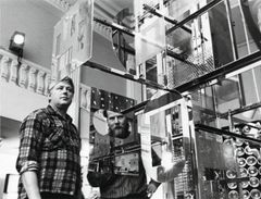Eino Ruutsalo ja Osmo Valtonen Valo ja liike 2 -näyttelyssä Amos Andersonin taidemuseossa vuonna 1969
(kuva: Amos Andersonin taidemuseon näyttelyarkisto / Amos Rex)
