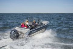 Busters ”lilla stora båt” XL får i och med en designuppdatering allt större interiör och motoreffekten ökar till 130 hästkrafter.