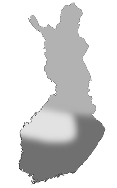 I Södra och Östra Finland (mörkgrått område) är mängden sorkar måttlig och bestånden växer för att kulminera hösten 2016. I Norra Finland (mellangrått område) har sorkbestånden kollapsat eller håller på att kollapsa. I Mellersta och Västra Finland (ljusgrått område) är sorkbestånden små.