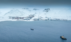 Jäänmurtaja Oden Huippuvuorilla, taustalla  Longyearbyen. Kuva Marcel Schütz / Svalbard Photography