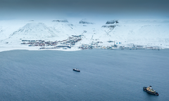Jäänmurtaja Oden Huippuvuorilla, taustalla Longyearbyen. Kuva Marcel Schütz / Svalbard Photography
