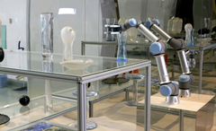 Universal Robotsin yhteistyörobotti Designmuseon Iittala-näyttelyssä