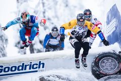 Miesten round of 32 2
Itävallan Luca Dallago (edessä) meni jatkoon yhdysvaltain Dan Wittyn (toinen vasemmalta). Näin ollen ranskan Tristan Dugerdil (vasen) ja sveitsin Jim De Paoli (oikealla) karsiutuivat.
Photocredit: Red Bull Content Pool / Hannu Rainamo