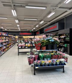 Uudistetun myymälän päävärit ovat harmaa, musta ja punainen.