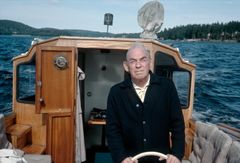 Alvar Aalto  ja "Nemo propheta in patria" -vene. Kuva Alvar Aalto -säätiö.