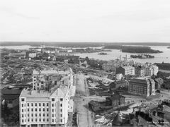 Panoraama Kallion kirkon tornista itään. Etualalla oikealla Kallion kirjasto. Taustalla Sörnäisten niemi ja Sörnäisten satama sekä Kana, Hanasaari ja Sompasaari. Kuva: Helsingin kaupunginmuseo / Signe Brander.