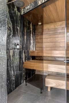 Wingin sauna muodostaa hyvin harmonisen kokonaisuuden talon kanssa.