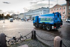 Staran katupesuauto Kauppatoria pesemässä. Kuva: Veikko Somerpuro.