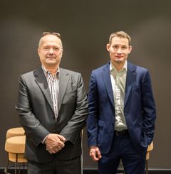 Onregon Senior Account Executive Kenneth Haapala (vas.) sekä Amiedun palvelupäällikkö Timo Hakkarainen.
