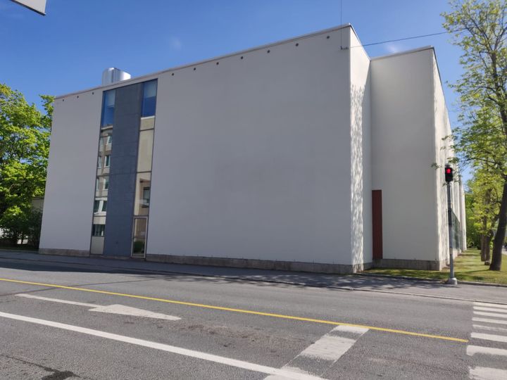 Den nya muralmålningen kommer att finnas på Vasa Övningsskolas gymnastiksals västra gavel på Skolhusgatans sida, i korsningen av Skolhusgatan och Vasaesplanaden. Foto: Vasa stad / Sofia Murtoniemi