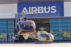Helsinki Citycopterin uusi ACH130 testilennolla Airbusin tehtailla Ranskan Marseillessa. Taustalla vielä keskeneräinen, tuotantolinjalla oleva ACH130. Kuva: Thierry Rostang, Airbus