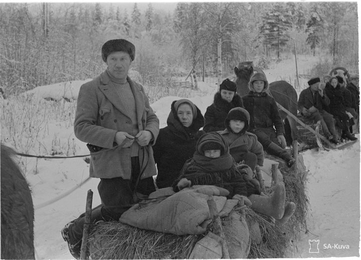 Karjalaiset evakkotiellä talvisodan ensimmäisinä päivinä. SA-Kuva.